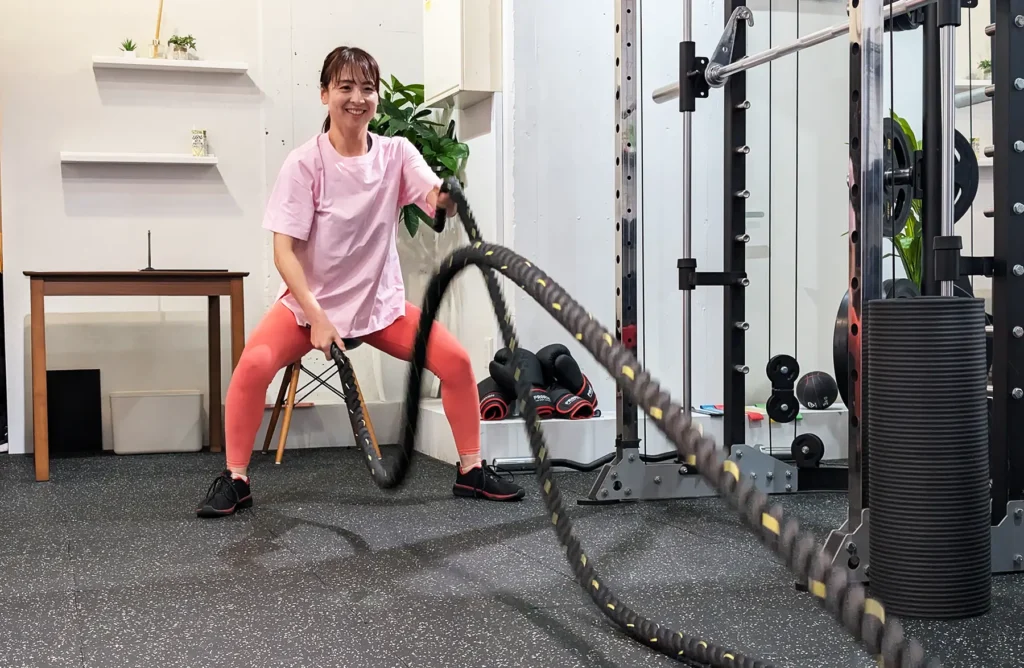 ワイヤトレーニぐをしている人