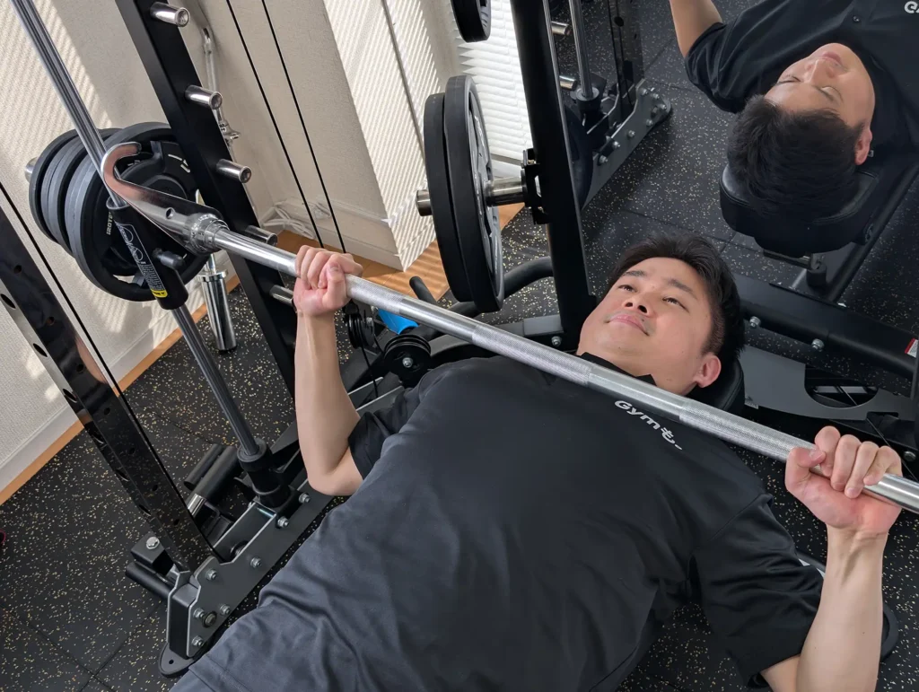 冨安トレーナーのベンチプレストレーニングの写真