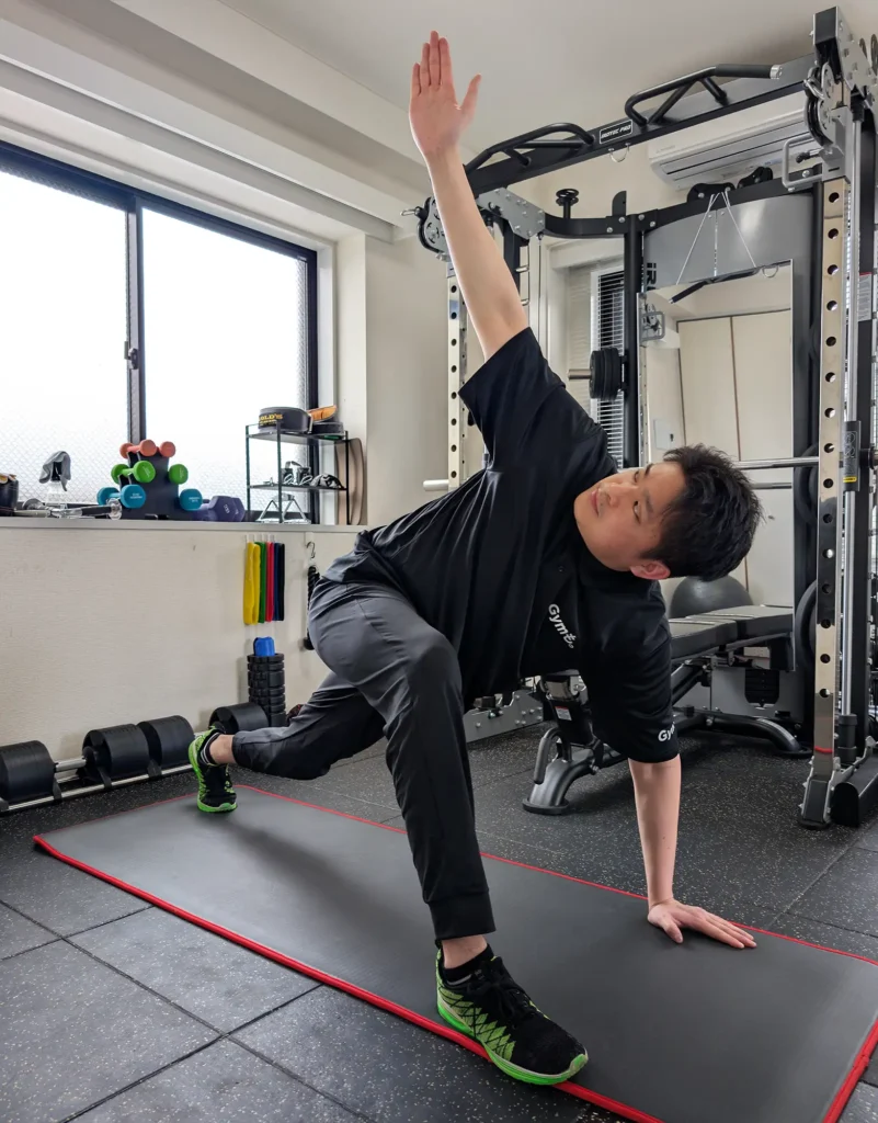 冨安トレーナーのストレッチの写真