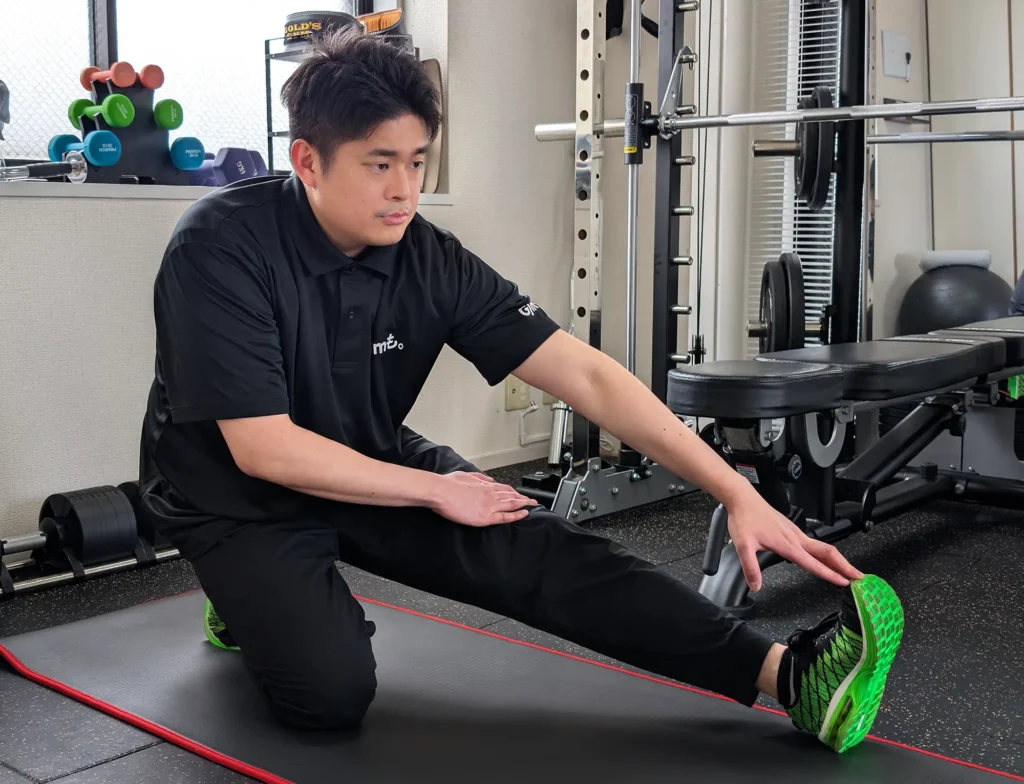 冨安トレーナーのレグストレッチの写真