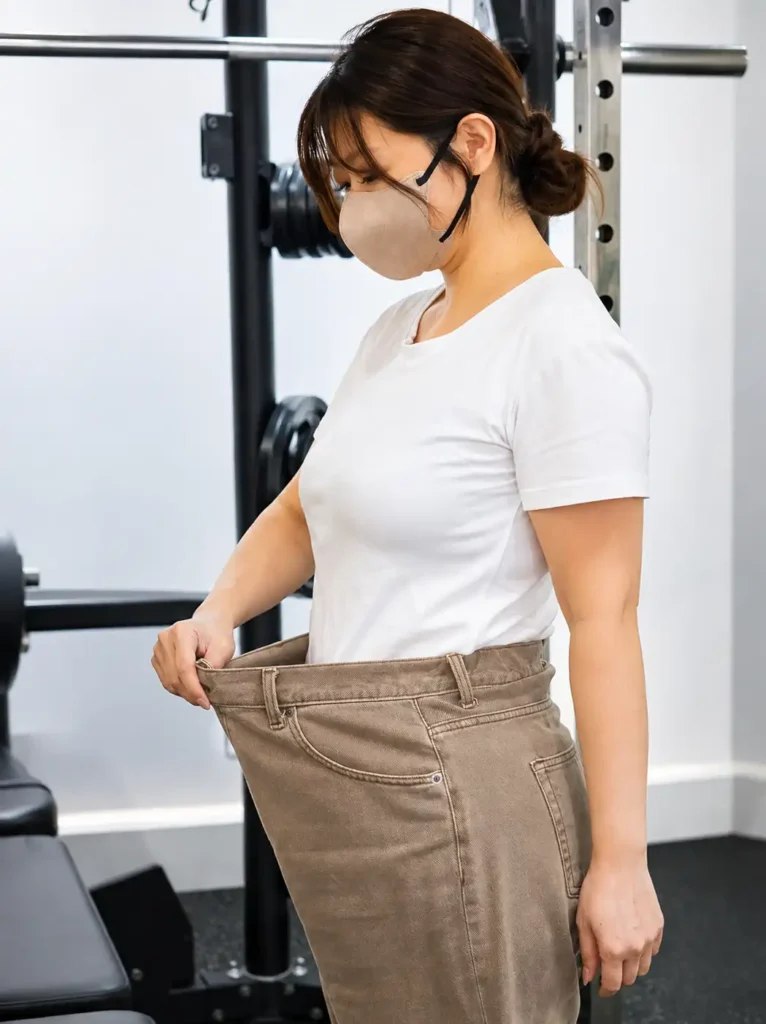 パーソナルジムGymも。でダイエットに成功し、ゆるくなったパンツを見せるお客様のアフター写真